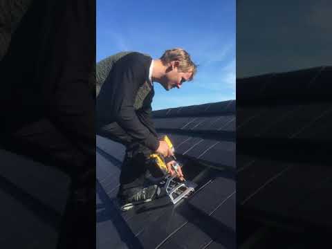 Hoe zijn zonnepanelen vast gemaakt op het dak?